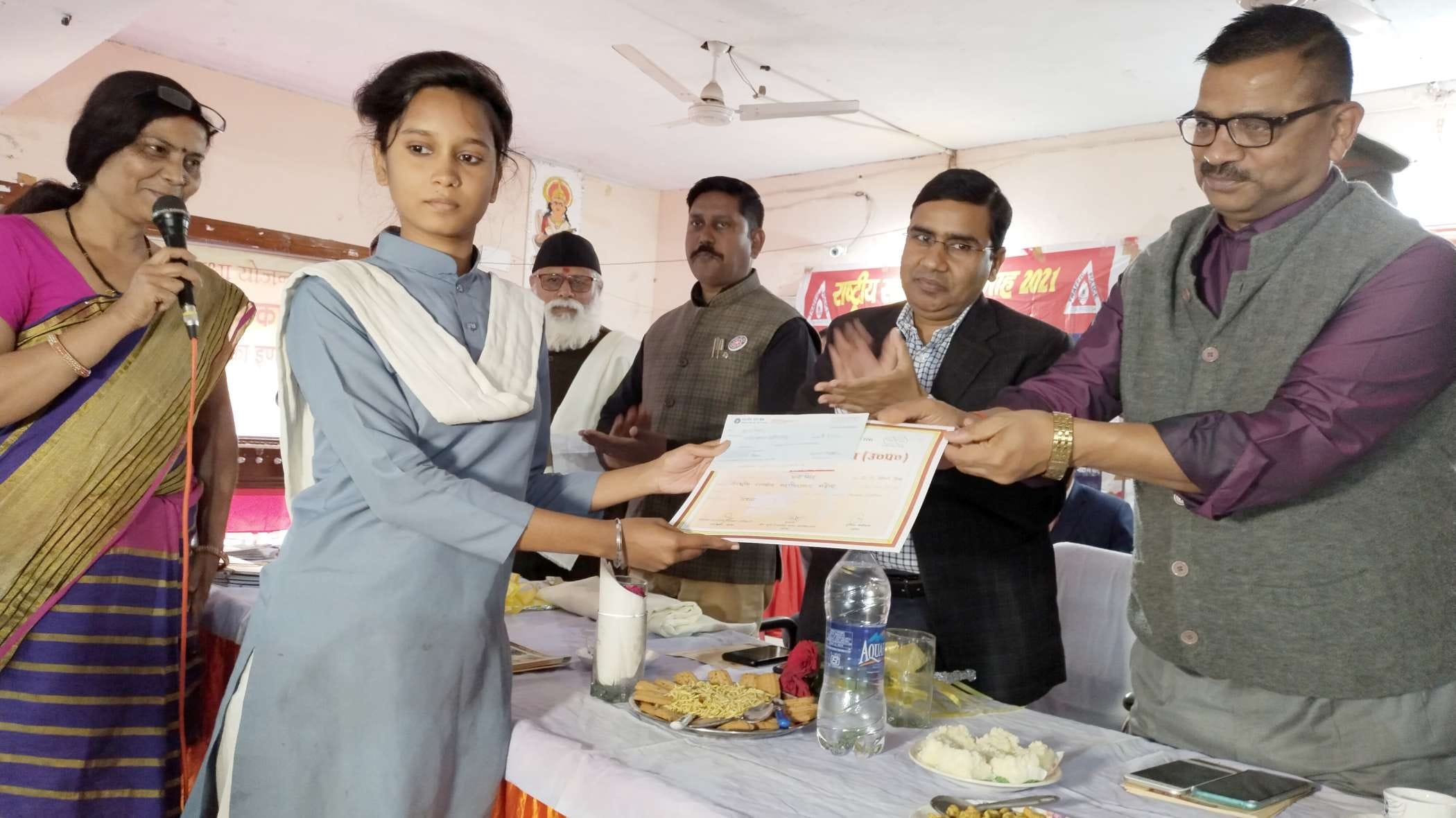चित्रकला की विजेता छात्रा पूजा सिंह को प्रमाण पत्र देते एसपी