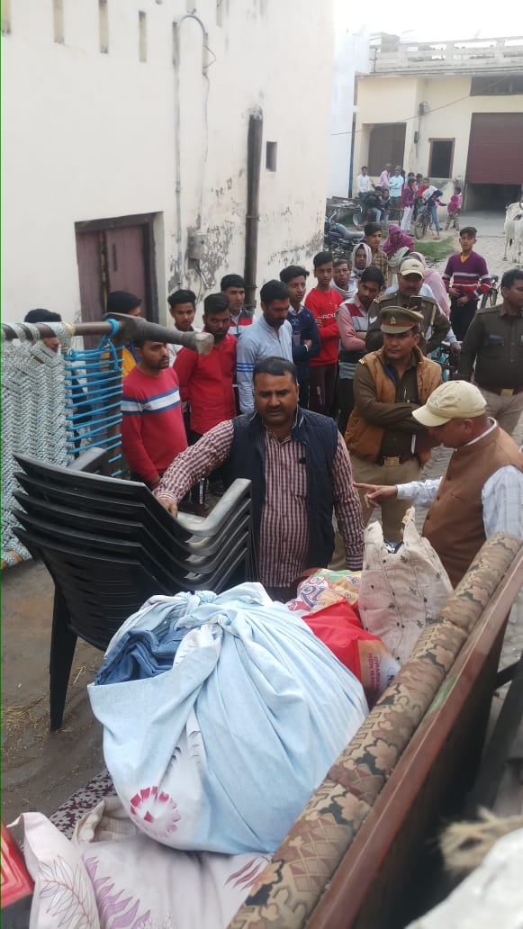 ट्राली में समान रखते पीड़ित योगेंद्र शर्मा ट्राली में समान रखते पीड़ित योगेंद्र शर्मा