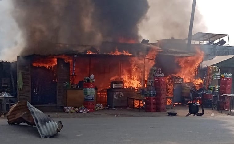 जलालाबाद में तितरो मार्ग पर चाय की दुकान में लगी आग जलालाबाद में तितरो मार्ग पर चाय की दुकान में लगी आग