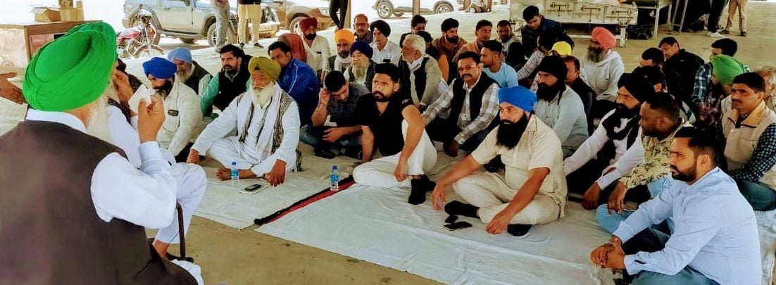 जसपुर में सभा करते किसान। जसपुर में सभा करते किसान।