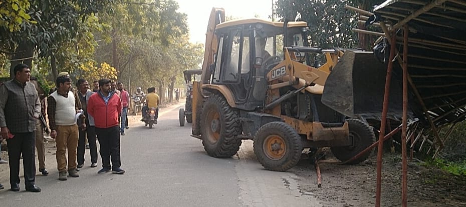 अतिक्रमण को ध्वस्त करती जेसीबी मशीन। अतिक्रमण को ध्वस्त करती जेसीबी मशीन।