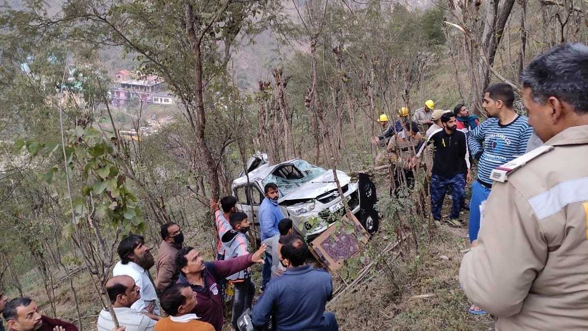बलासपुर के बंदला रोड पर करीब 300 फीट गहरी खाई में गिरी कार। बलासपुर के बंदला रोड पर करीब 300 फीट गहरी खाई में गिरी कार।