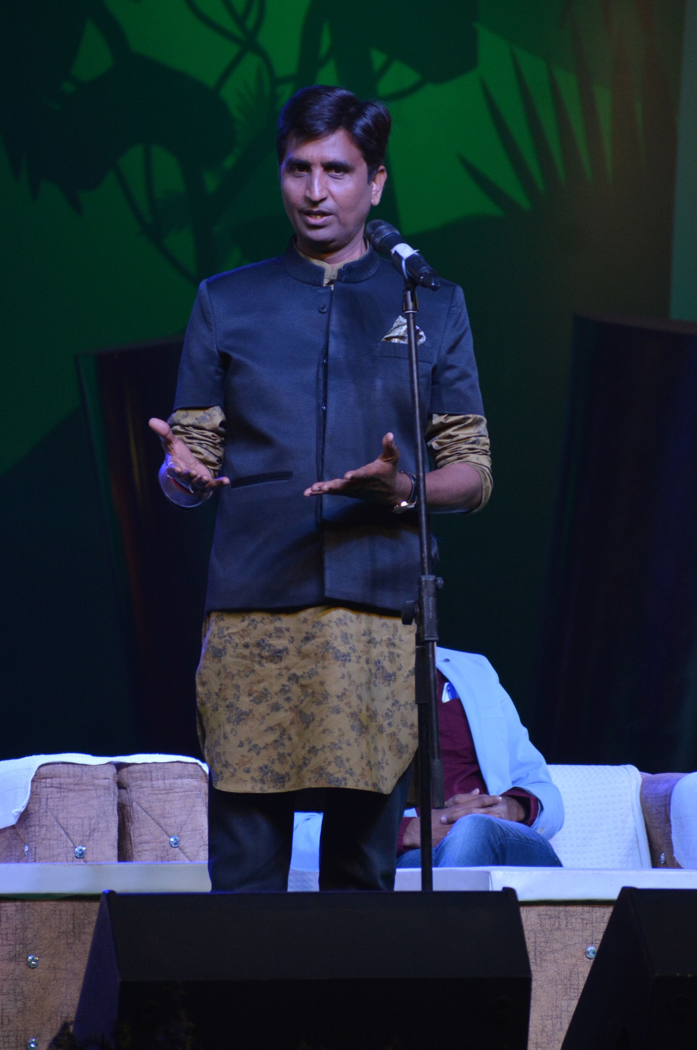 राजकीय औद्योगिक एवं कृषि प्रदर्शनी के कोहिनूर मंच पर आयोजित कवि सम्मेलन में प्रस्तुति देते कवि ? राजकीय औद्योगिक एवं कृषि प्रदर्शनी के कोहिनूर मंच पर आयोजित कवि सम्मेलन में प्रस्तुति देते कवि ?