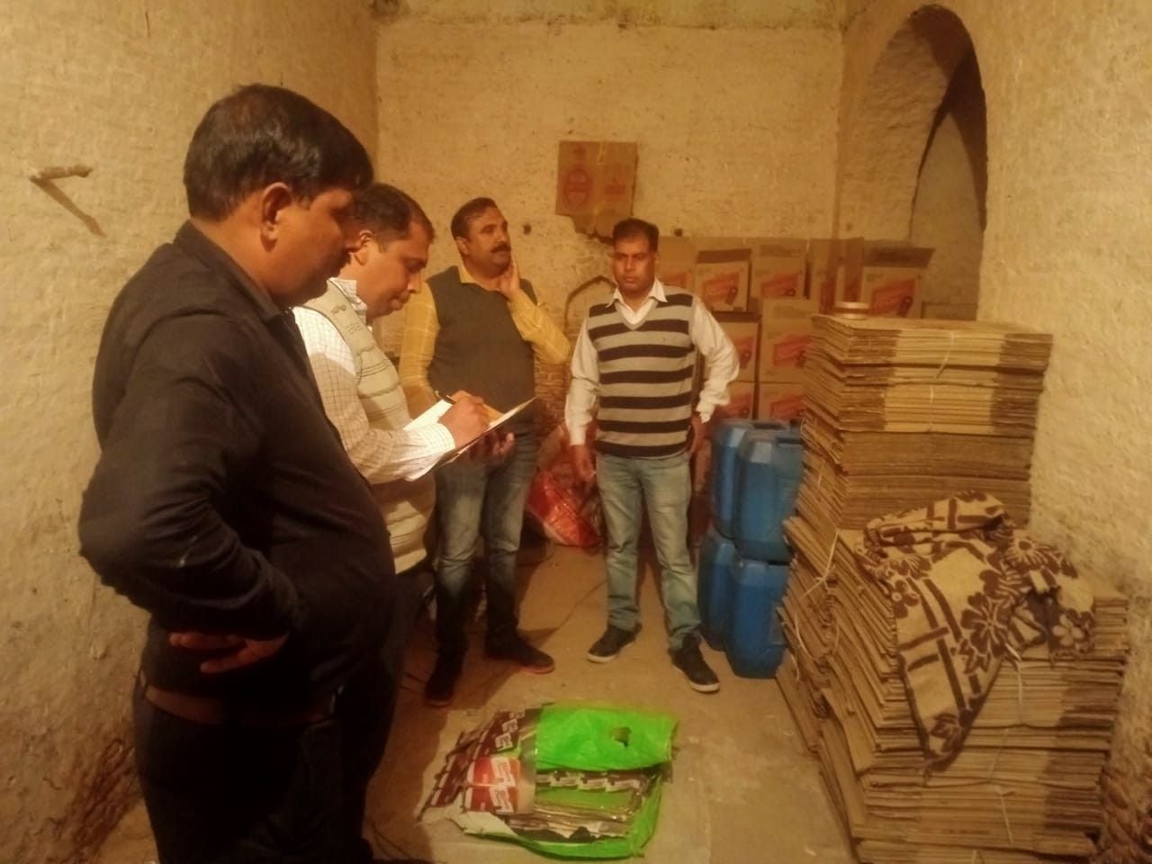 निनान गांव में पकड़ी गई शराब की अवैध भट्ठी की जांच करते टीम के सदस्य। संवाद निनान गांव में पकड़ी गई शराब की अवैध भट्ठी की जांच करते टीम के सदस्य। संवाद