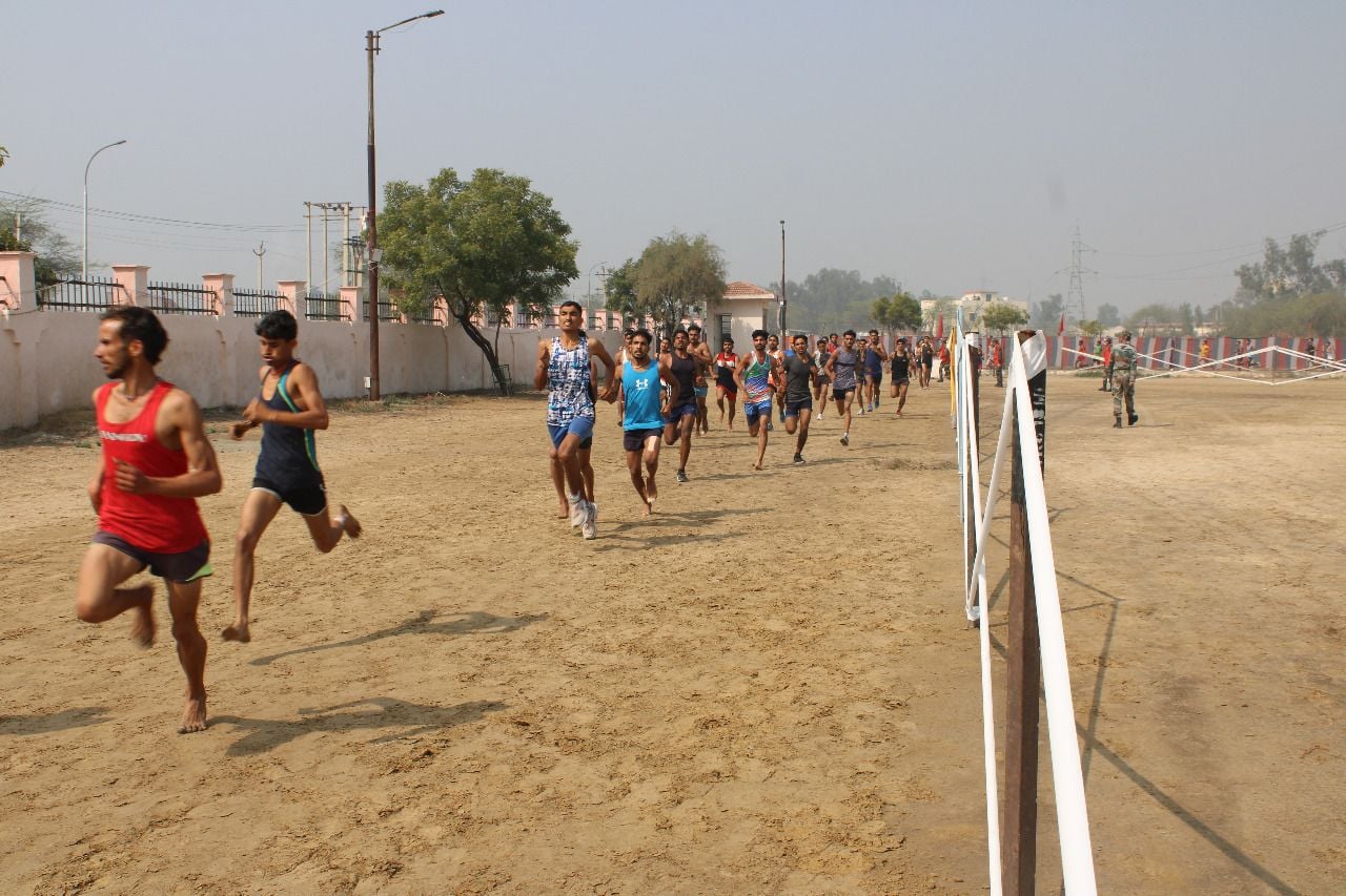 सेना भर्ती के लिए हिसार छावनी में आयोजित दौड़ में भाग लेते अभ्यर्थी। सेना भर्ती के लिए हिसार छावनी में आयोजित दौड़ में भाग लेते अभ्यर्थी।
