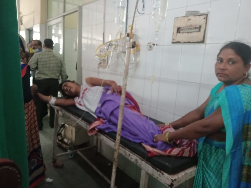 जरीनपुर में रोड पर विद्युत लाइन टूटकर गिरने से घायल महिला पिंकी जिला अस्पताल में भर्ती । संवाद
