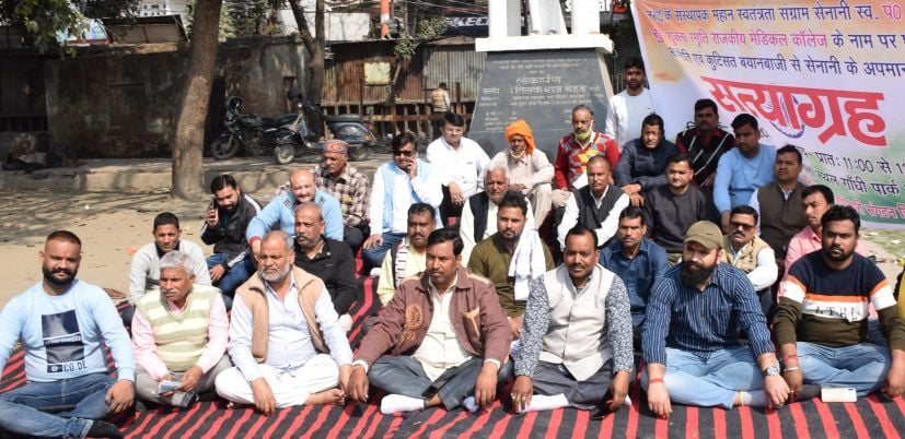 रुद्रपुर के गांधी पार्क में सत्याग्रह करते उत्तराधिकारी संगठन के लोग। रुद्रपुर के गांधी पार्क में सत्याग्रह करते उत्तराधिकारी संगठन के लोग।