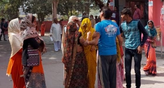 फोटो संख्या 08 भरथना सीएचसी में मौजूद परिवारीजन फोटो संख्या 08 भरथना सीएचसी में मौजूद परिवारीजन