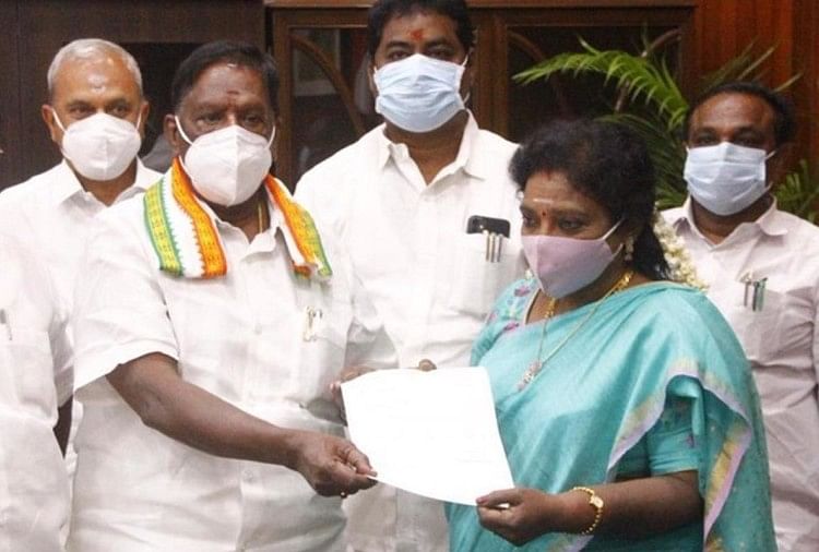 उपराज्यपाल तमिलसाईं सुंदरराजन को इस्तीफा सौंपते वी नारायणसामी