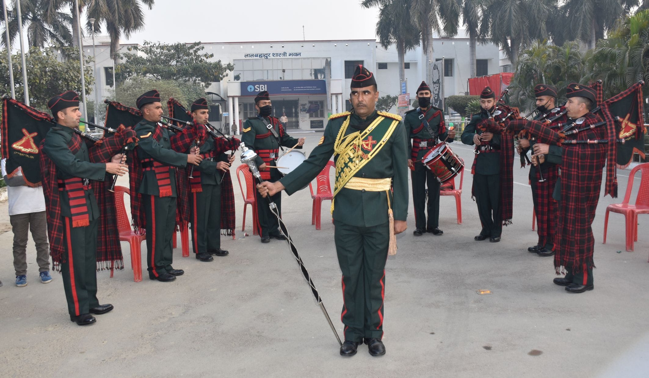 अयोध्या में अवध विश्वविद्यालय से निकलने वाली हाफ मैराथन प्रतियोगिता के पूर्व प्रस्तुति देते आर?