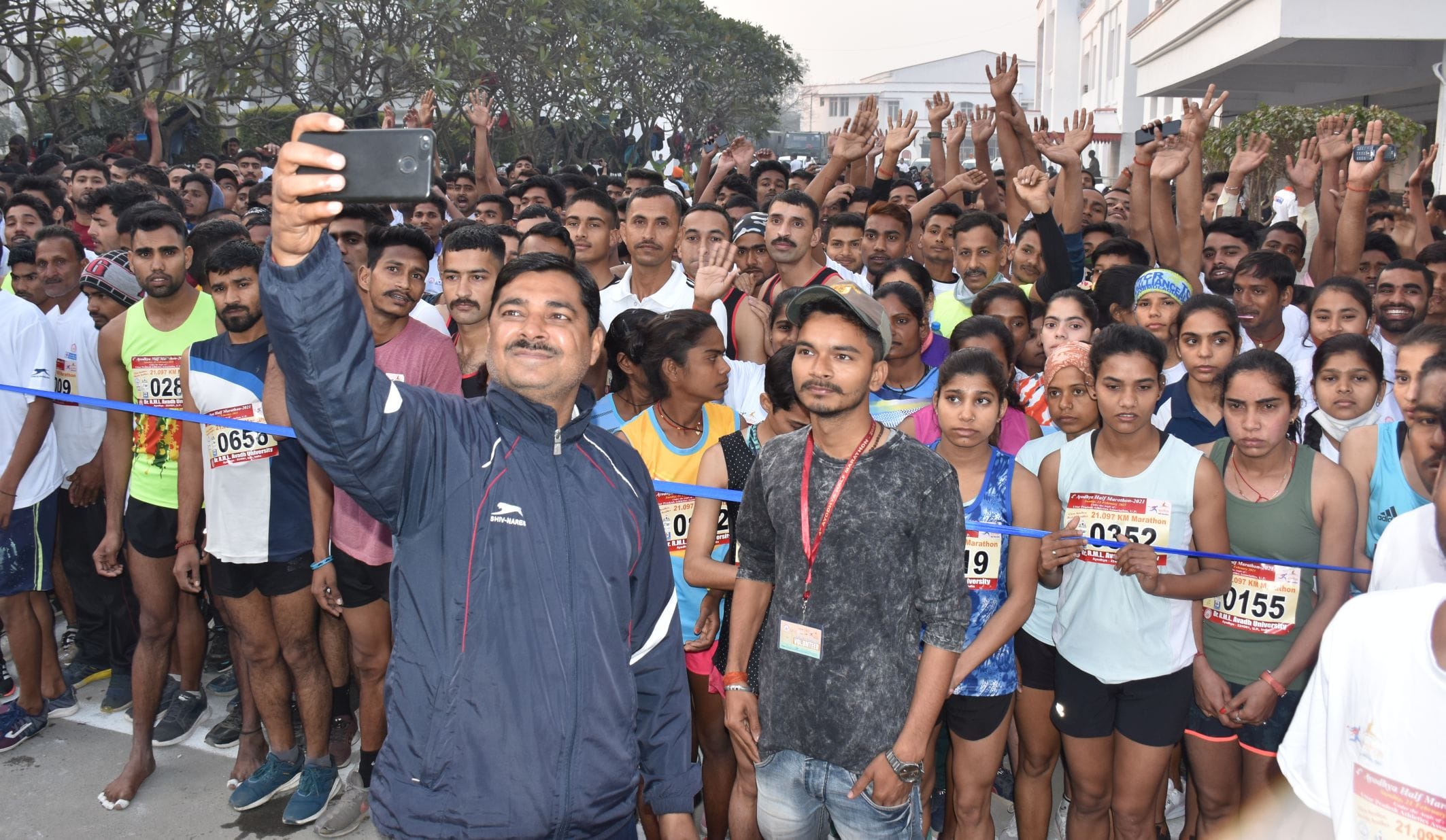 अयोध्या-अवध विश्वविद्यालय से निकलने वाली हॉफ मैराथन प्रतियोगिता के पूर्व कई लोगो ने इस पल को मोब?