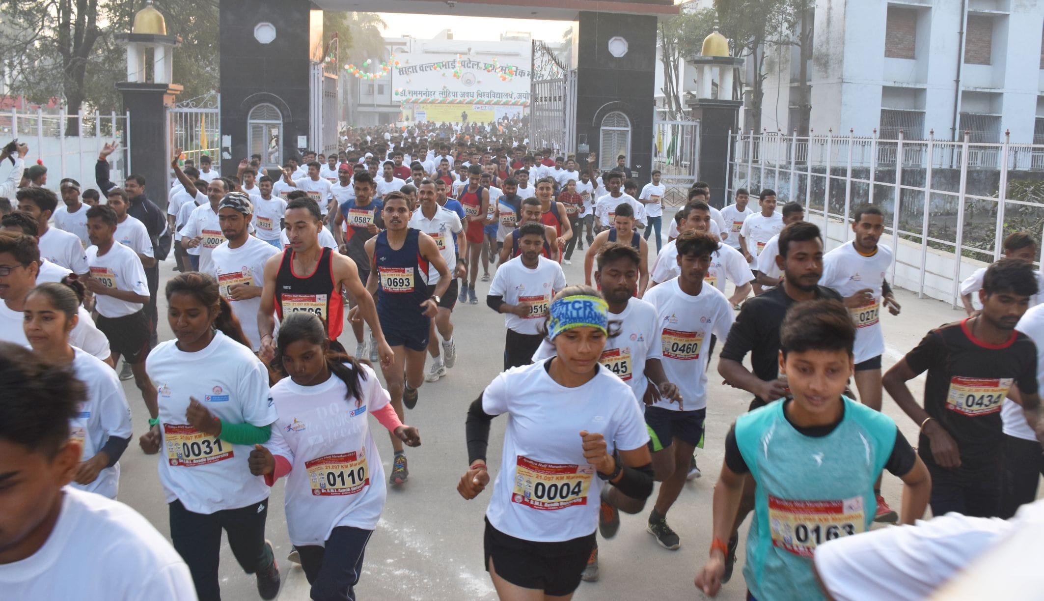 अयोध्या में अवध विश्वविद्यालय से निकली हाफ मैराथन प्रतियोगिता में दौड़ लगाते प्रतिभागी।