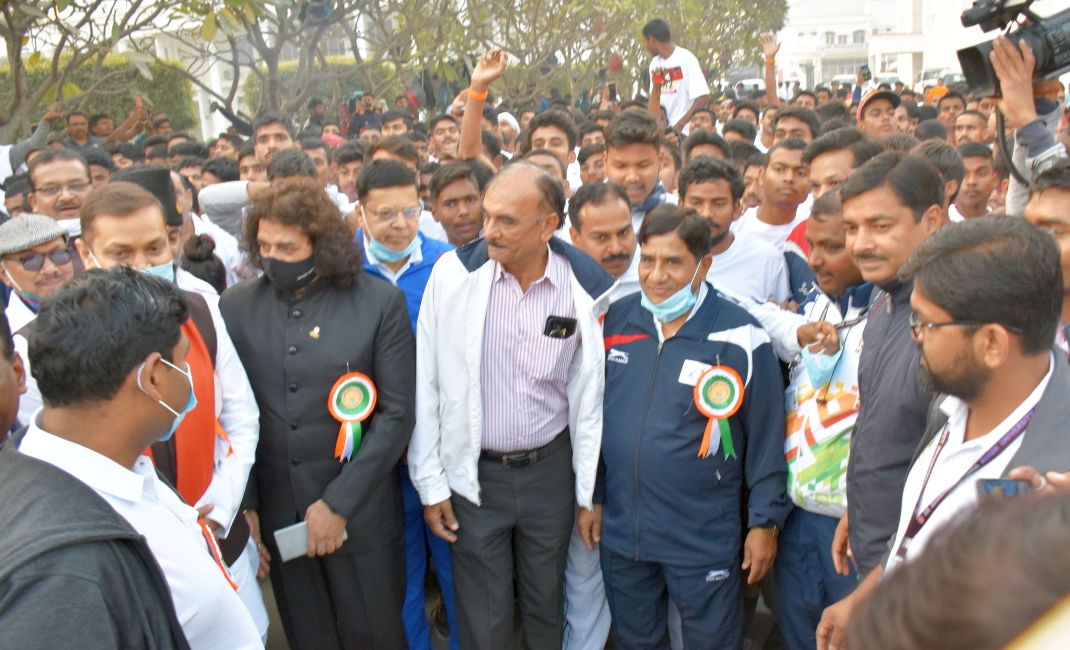 अयोध्या में अवध विश्वविद्यालय से निकलने वाली हाफ मैराथन प्रतियोगिता के पूर्व दौड़ का शुभारंभ कर
