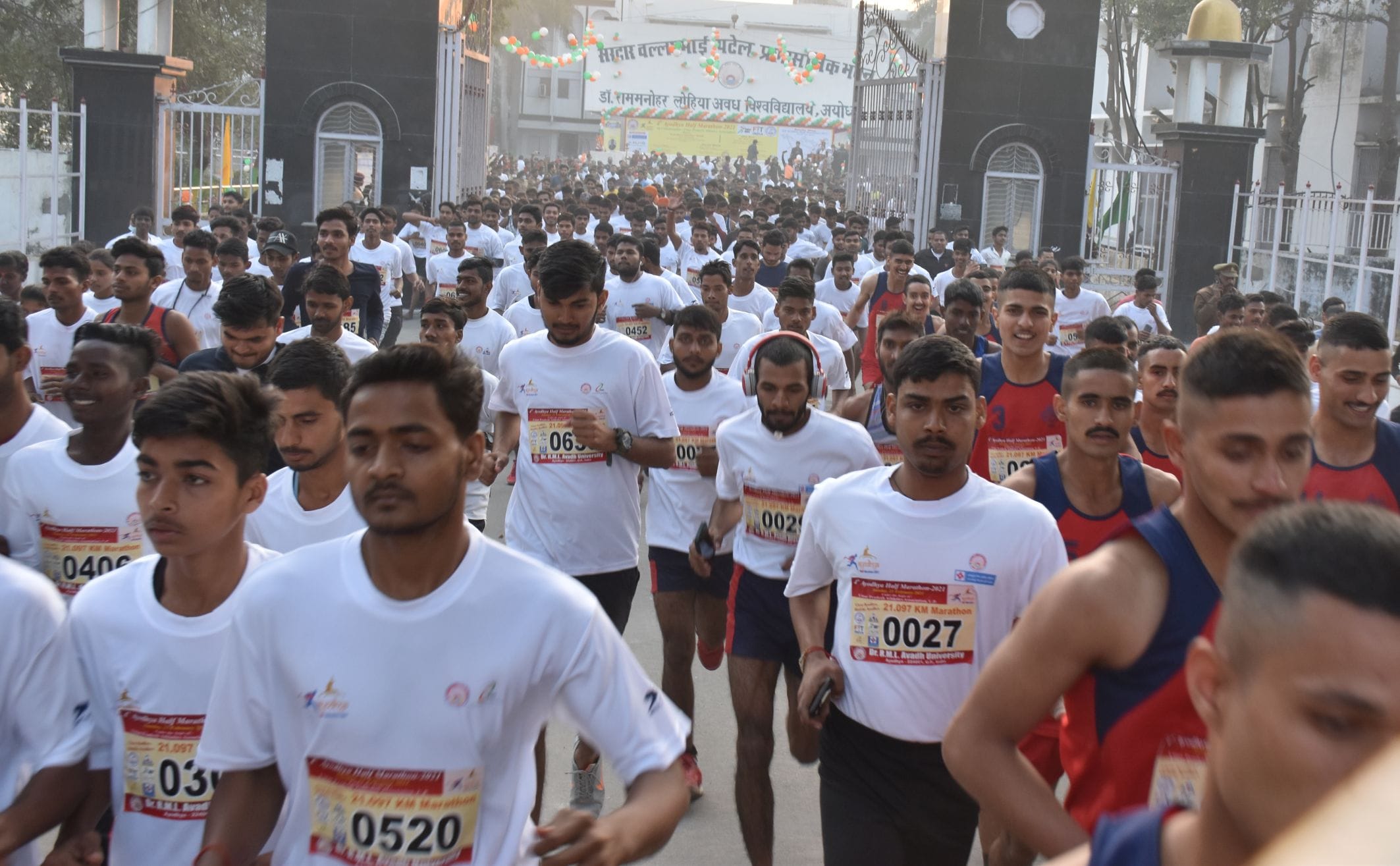 अयोध्या-अवध विश्वविद्यालय से निकली हॉफ मैराथन प्रतियोगिता में दौड़ लगाते प्रतिभागी