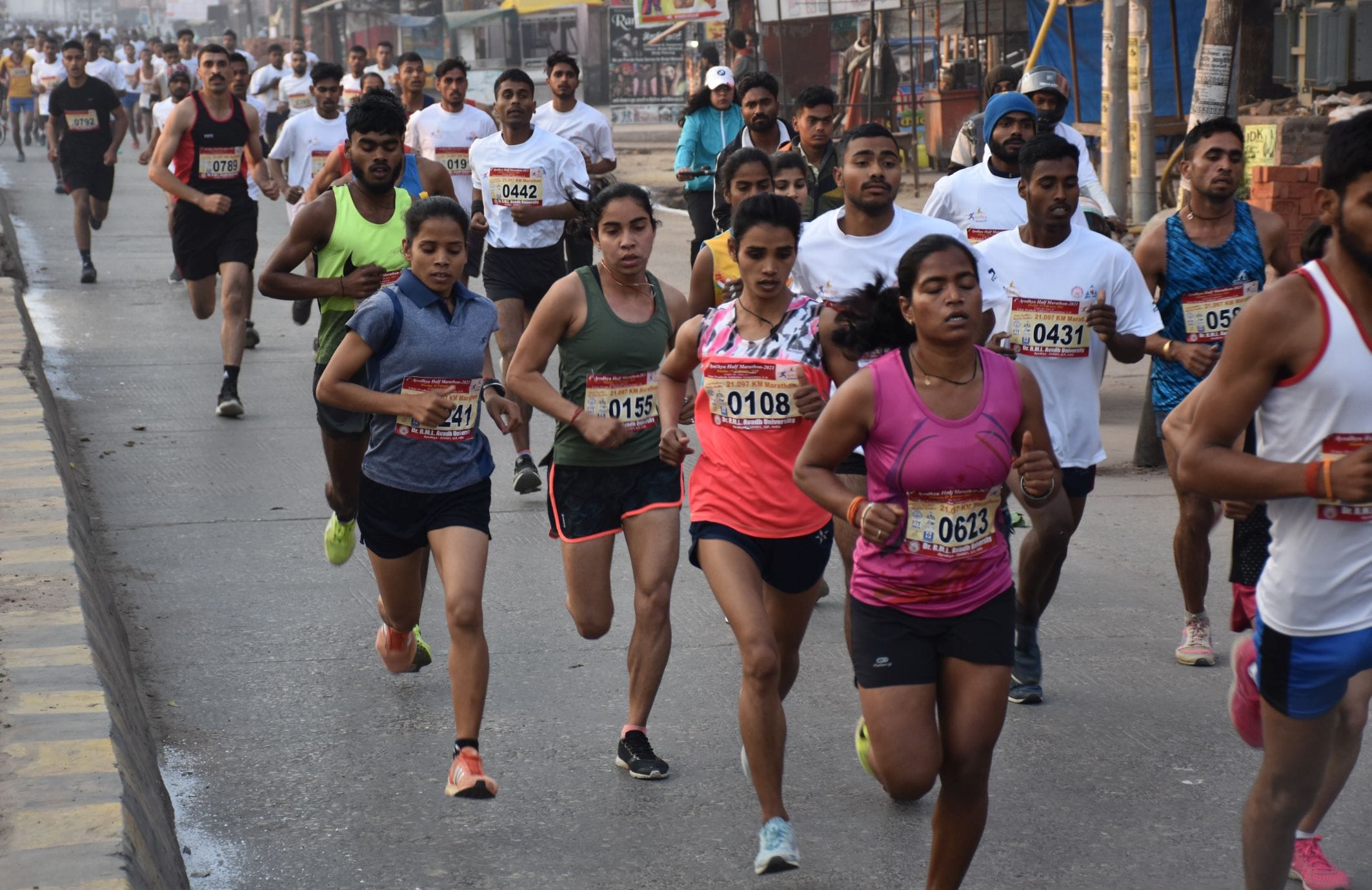 अयोध्या-अवध विश्वविद्यालय से निकली हॉफ मैराथन प्रतियोगिता में दौड़ लगाते प्रतिभागी