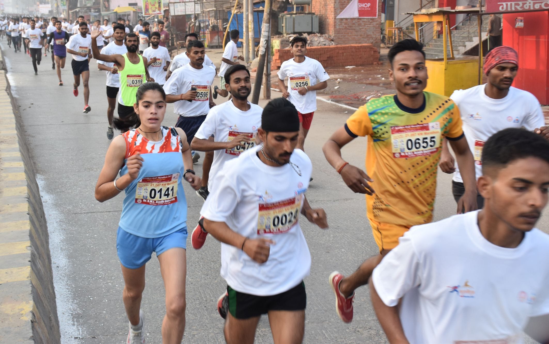 अयोध्या-अवध विश्वविद्यालय से निकली हॉफ मैराथन प्रतियोगिता में दौड़ लगाते प्रतिभागी
