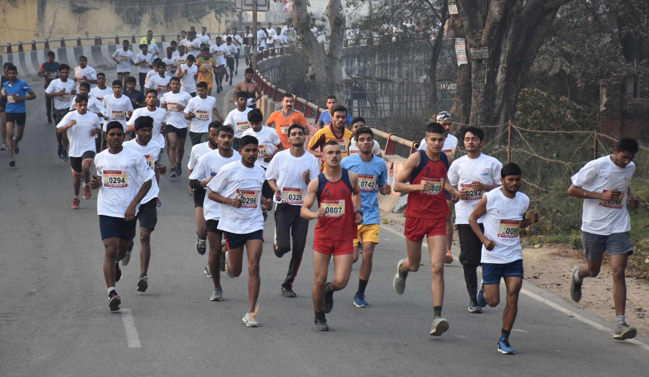 अयोध्या-अवध विश्वविद्यालय से निकली हॉफ मैराथन प्रतियोगिता में दौड़ लगाते प्रतिभागी