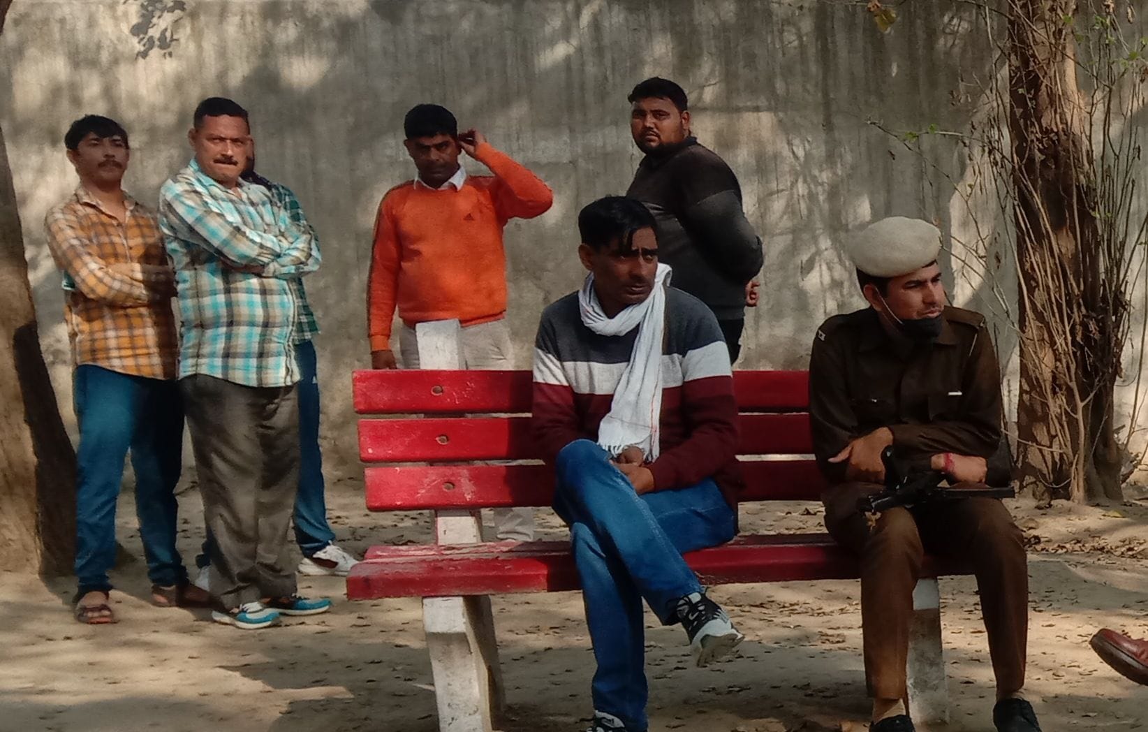 सामान्य अस्पताल में शव का पोस्टमार्टम करवाने पहुंचे ग्रामीण। संवाद सामान्य अस्पताल में शव का पोस्टमार्टम करवाने पहुंचे ग्रामीण। संवाद