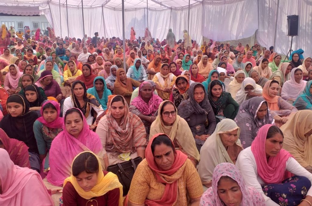 बाजपुर के गजरौला स्थित नानकसर ठाठ गुरुद्वारा साहिब में आयोजित यादगार समागम में संगत। बाजपुर के गजरौला स्थित नानकसर ठाठ गुरुद्वारा साहिब में आयोजित यादगार समागम में संगत।