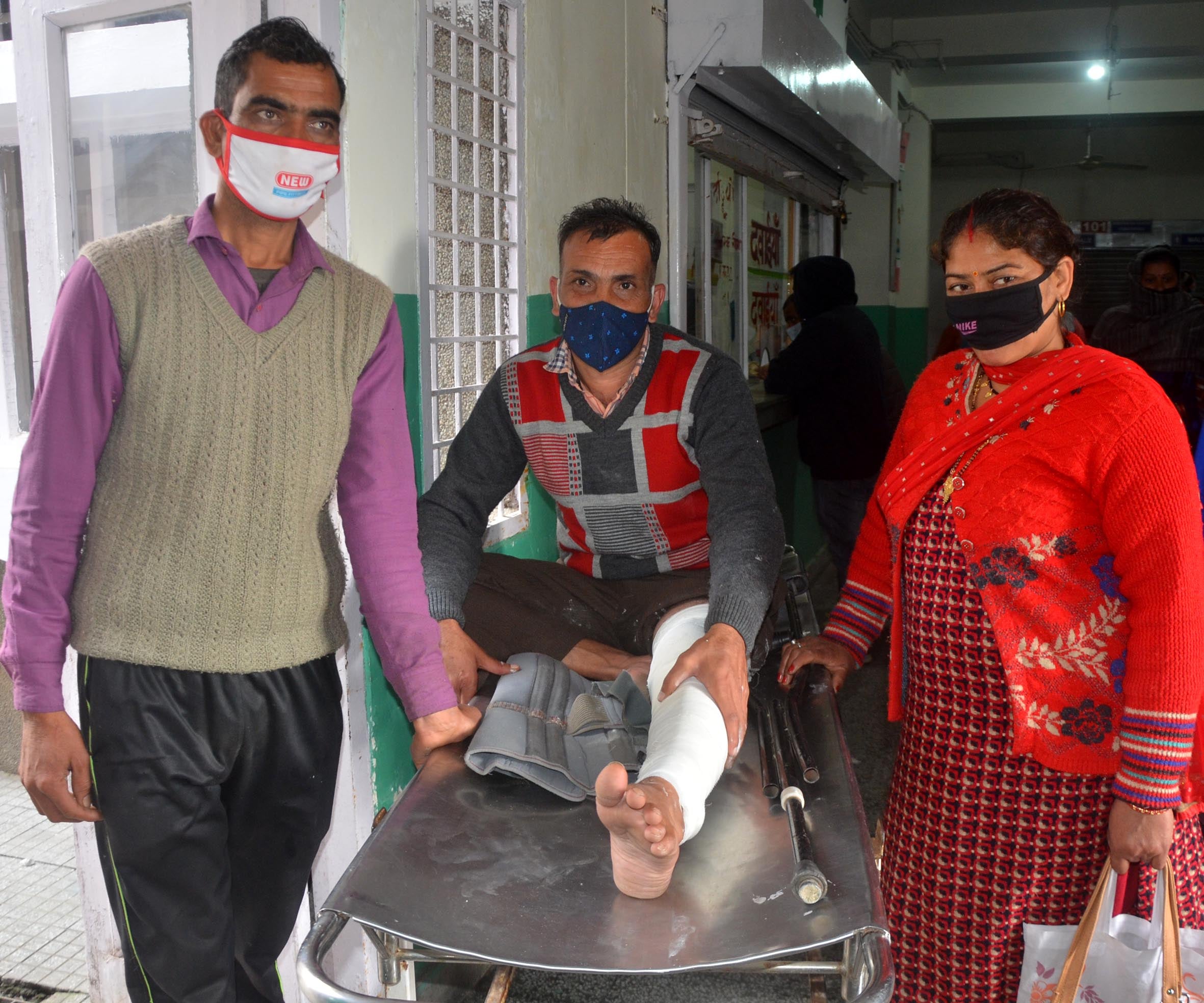 बिलासपुर से टूटी टांग के उपचार को मेडिकल कॉलेज हमीरपुर आए अजय कुमार। बिलासपुर से टूटी टांग के उपचार को मेडिकल कॉलेज हमीरपुर आए अजय कुमार।