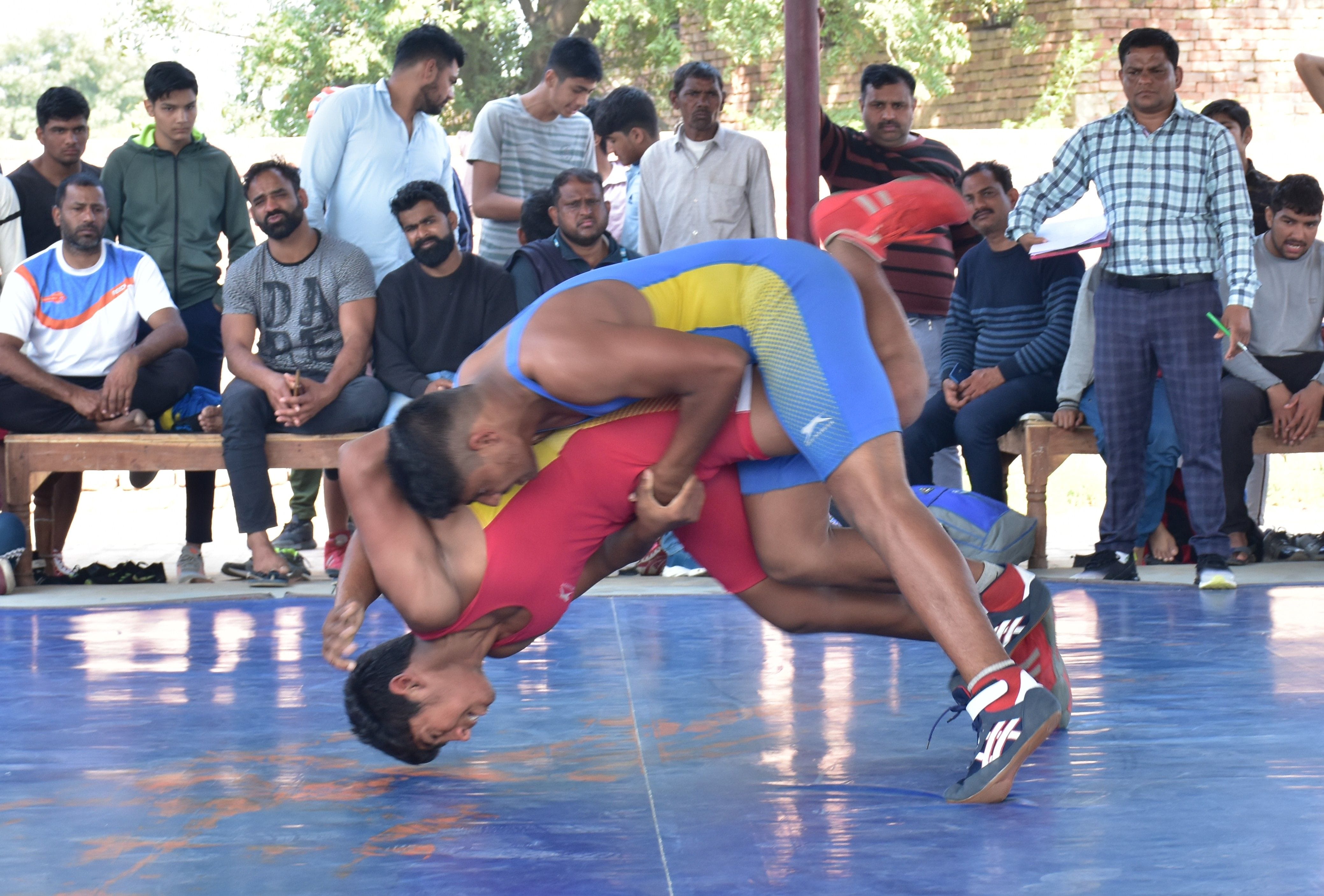  जिला स्तरीय सब जूनियर कुश्ती चैम्पियनशीप में अपने प्रतिद्वंदी खिलाड़ी को चित करने की कोशिश करत?