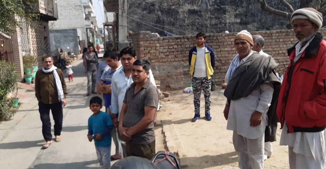 शहर के पटेल नगर में व्यक्ति की हत्या के बाद गली में खड़े परिजन और पड़ोस के लोग। संवाद शहर के पटेल नगर में व्यक्ति की हत्या के बाद गली में खड़े परिजन और पड़ोस के लोग। संवाद