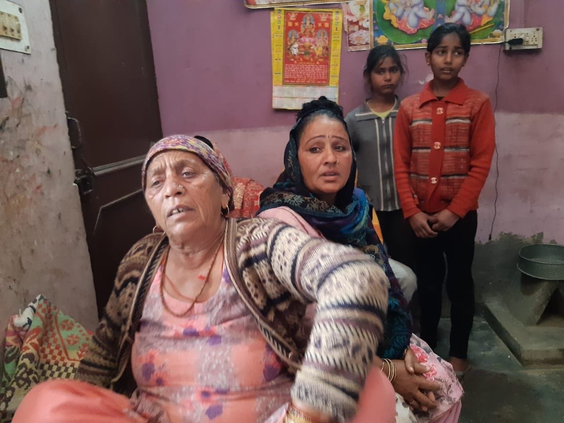 शहर के पटेल नगर में व्यक्ति की हत्या के बाद विलाप करते परिजन। संवाद शहर के पटेल नगर में व्यक्ति की हत्या के बाद विलाप करते परिजन। संवाद