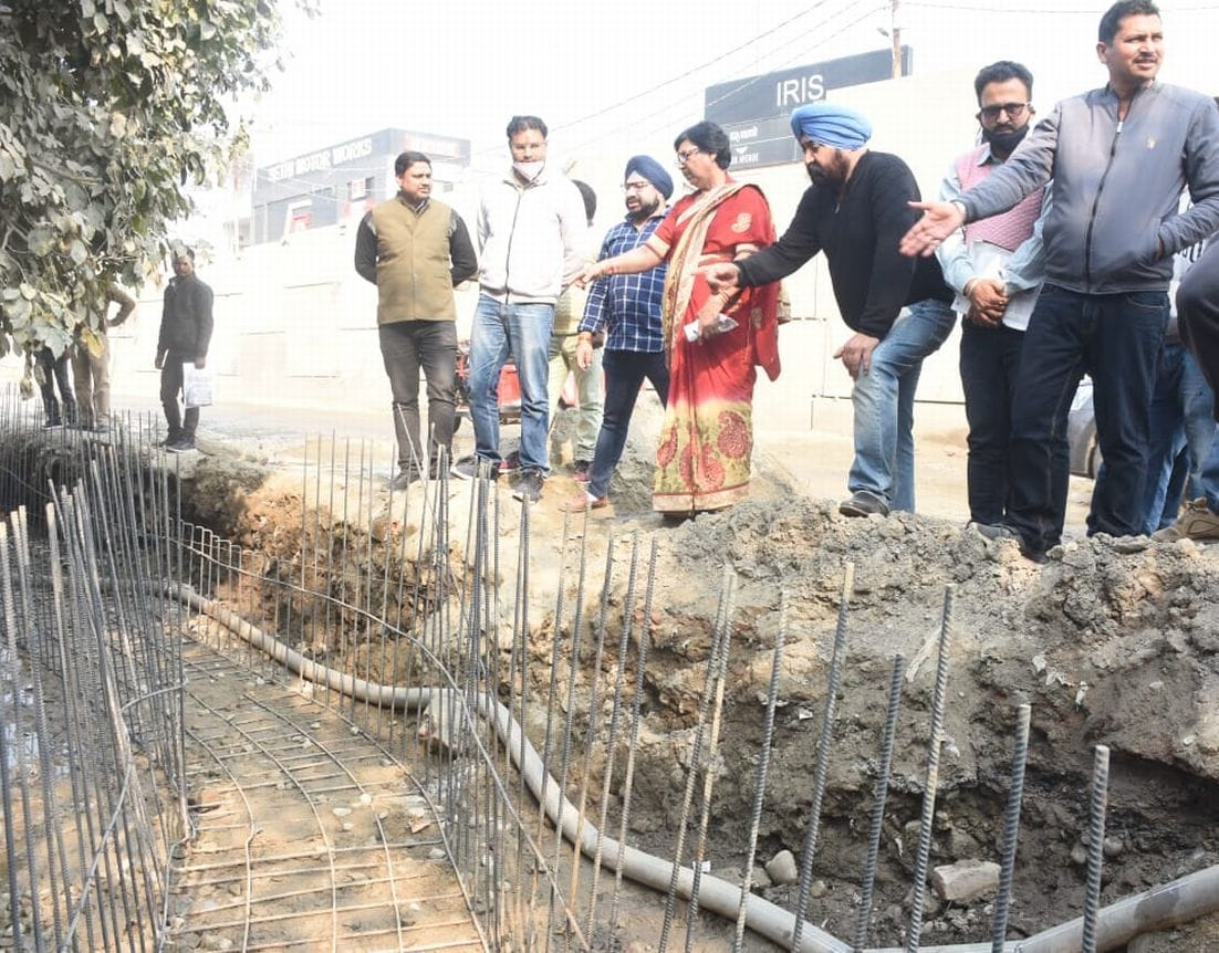 काशीपुर में नाले का निरीक्षण करती मेयर और एसडीएम। काशीपुर में नाले का निरीक्षण करती मेयर और एसडीएम।