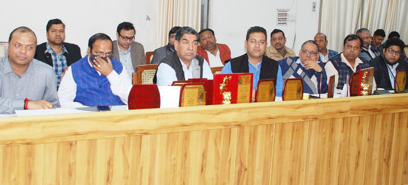 शामली कलक्ट्रेट सभागार में आयोजित बैठक में भाग लेते उद्यमी। शामली कलक्ट्रेट सभागार में आयोजित बैठक में भाग लेते उद्यमी।
