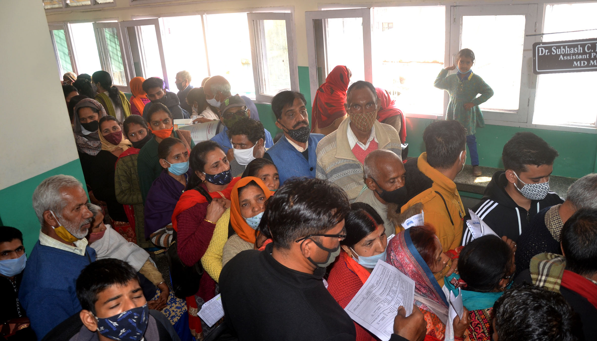 मेडिकल कॉलेज हमीरपुर की मेडिसन ओपीडी के बाहर लगी लोगों की भीड़। मेडिकल कॉलेज हमीरपुर की मेडिसन ओपीडी के बाहर लगी लोगों की भीड़।