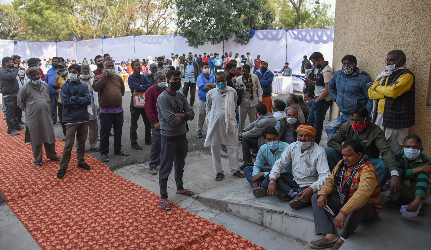 सेक्टर-12 के सामुदायिक केंद्र में अपने ड्रा का इंतजार करते वेंडर। सेक्टर-12 के सामुदायिक केंद्र में अपने ड्रा का इंतजार करते वेंडर।