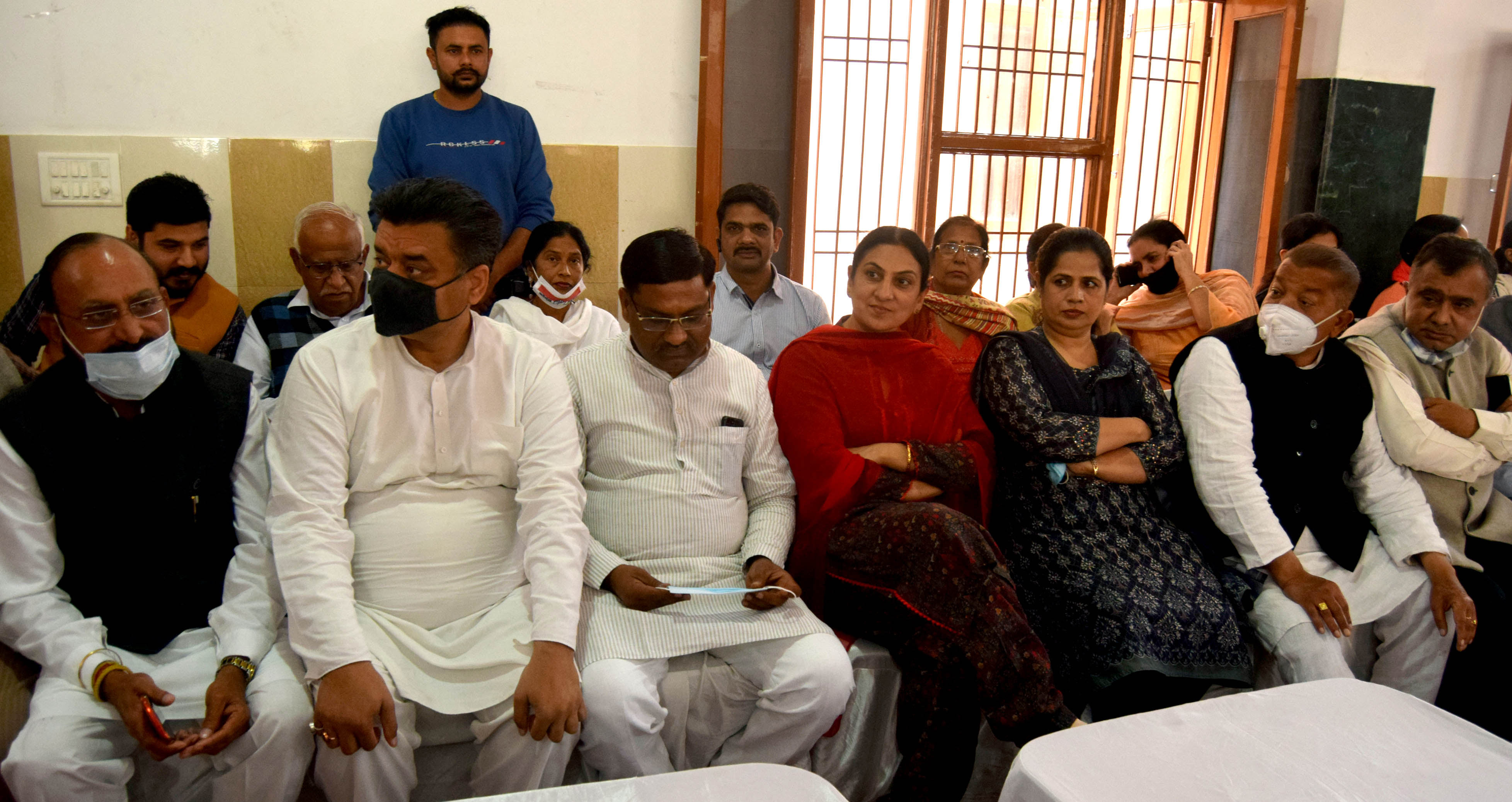 सेक्टर-15 स्थित बिश्नोई भवन में पूर्व उपमुख्यमंत्री चंद्रमोहन और अन्य नेता। सेक्टर-15 स्थित बिश्नोई भवन में पूर्व उपमुख्यमंत्री चंद्रमोहन और अन्य नेता।