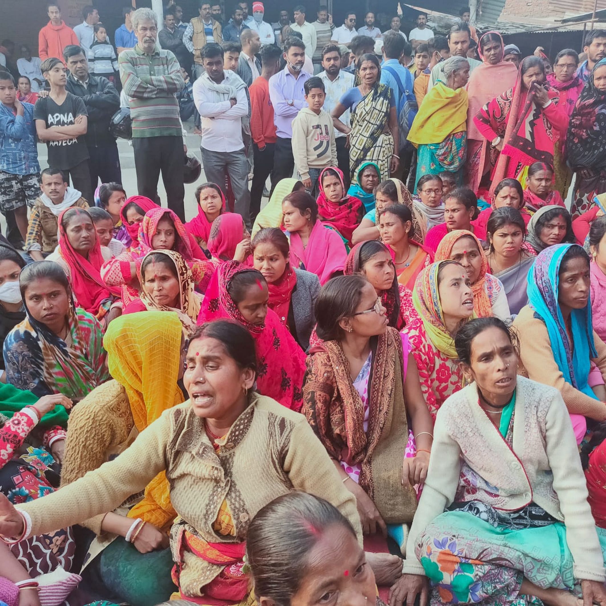 शक्तिफार्म के गोविंदनगर गांव में सभा में मौजूद ग्रामीण। शक्तिफार्म के गोविंदनगर गांव में सभा में मौजूद ग्रामीण।