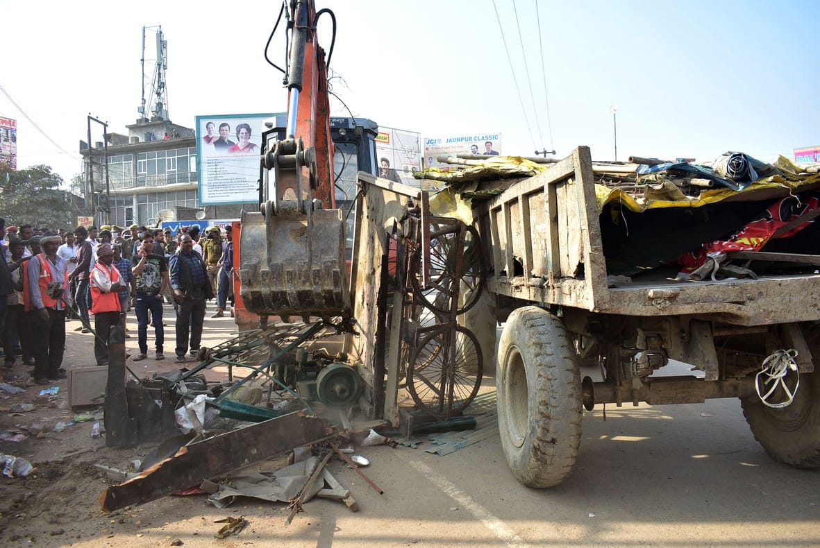 जेसीज चौराहे पर अतिक्रमण हटाता नगरपालिका का जेसीबी। संवाद