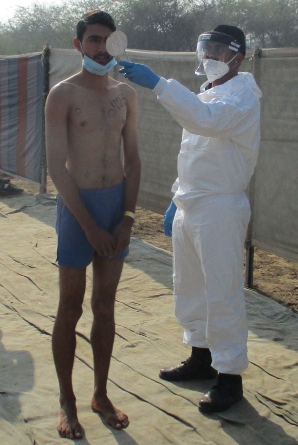 सेना भर्ती के दौरान अभ्यर्थी का मेडिकल करते सेना के जवान। सेना भर्ती के दौरान अभ्यर्थी का मेडिकल करते सेना के जवान।