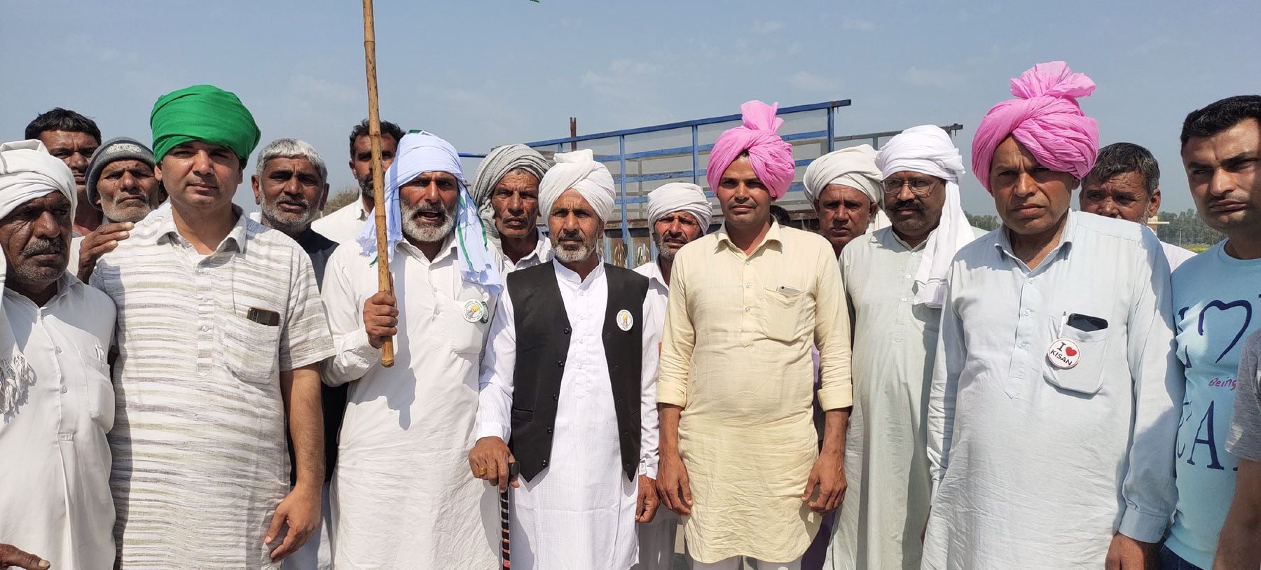 अलग-अलग रंग की पगड़ी पहन कर धरना स्थल पर पहुंचे किसान। संवाद अलग-अलग रंग की पगड़ी पहन कर धरना स्थल पर पहुंचे किसान। संवाद