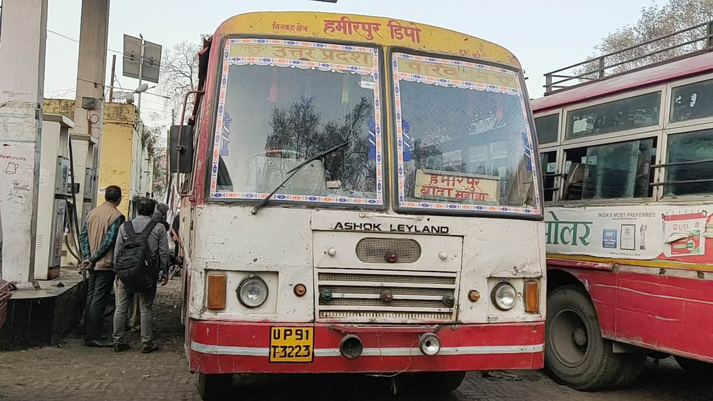 बस स्टैंड में खड़ी रोडवेज बस, जिसमें अचेत अवस्था में मिला था युवक। संवाद बस स्टैंड में खड़ी रोडवेज बस, जिसमें अचेत अवस्था में मिला था युवक। संवाद