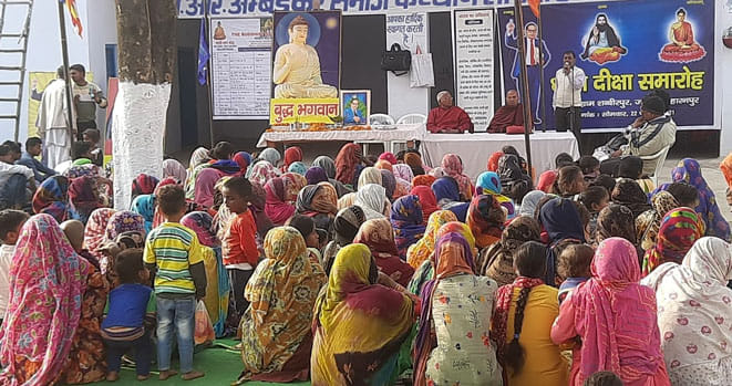 - गांव शब्बीरपुर में संत रविदास मंदिर परिसर में बौद्ध दीक्षा कार्यक्रम में मौजूद लोग। - गांव शब्बीरपुर में संत रविदास मंदिर परिसर में बौद्ध दीक्षा कार्यक्रम में मौजूद लोग।