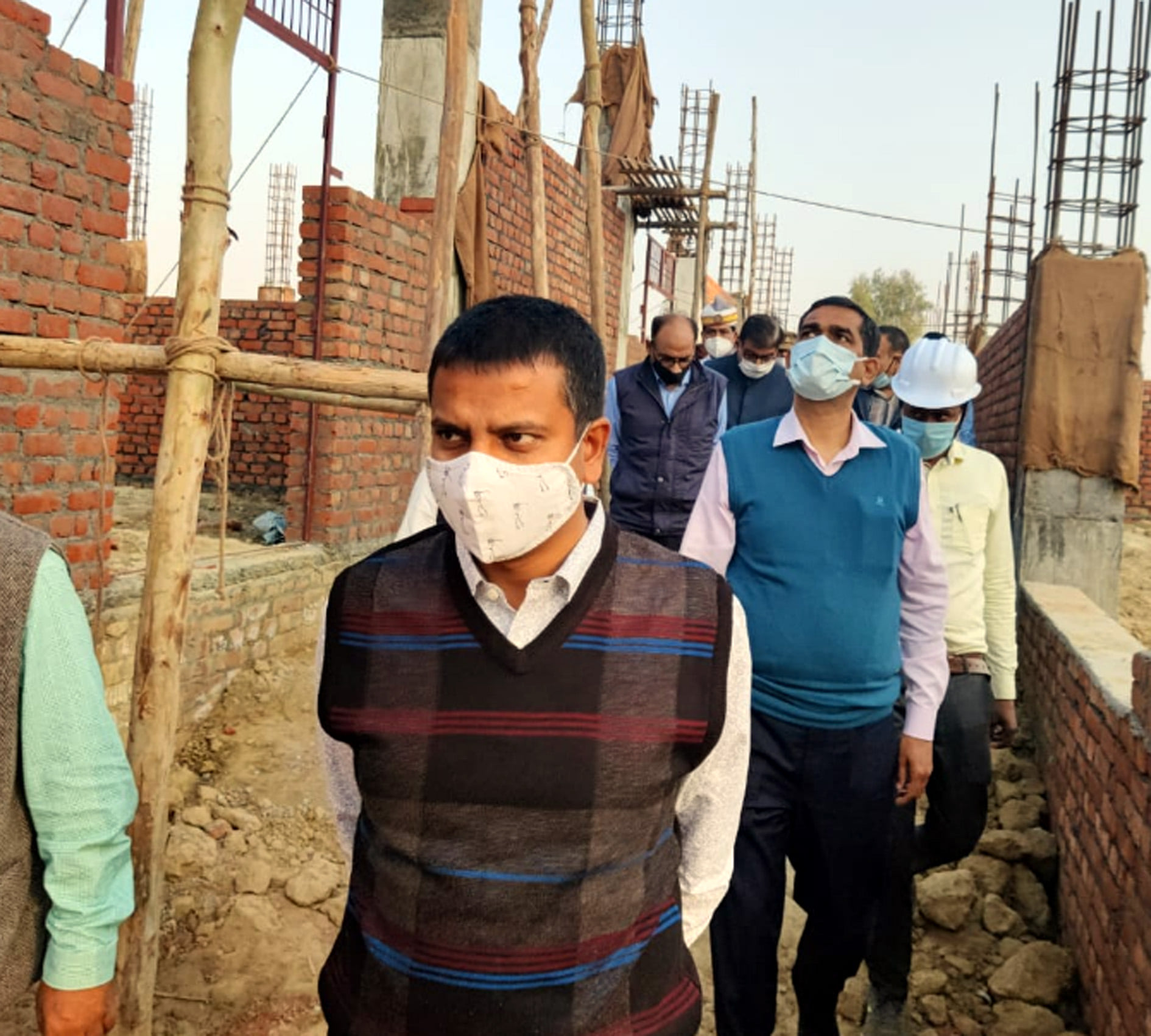 कासगंज में निर्माणाधीन कार्यों का निरीक्षण करते कमिश्नर साथ में डीएम कासगंज में निर्माणाधीन कार्यों का निरीक्षण करते कमिश्नर साथ में डीएम