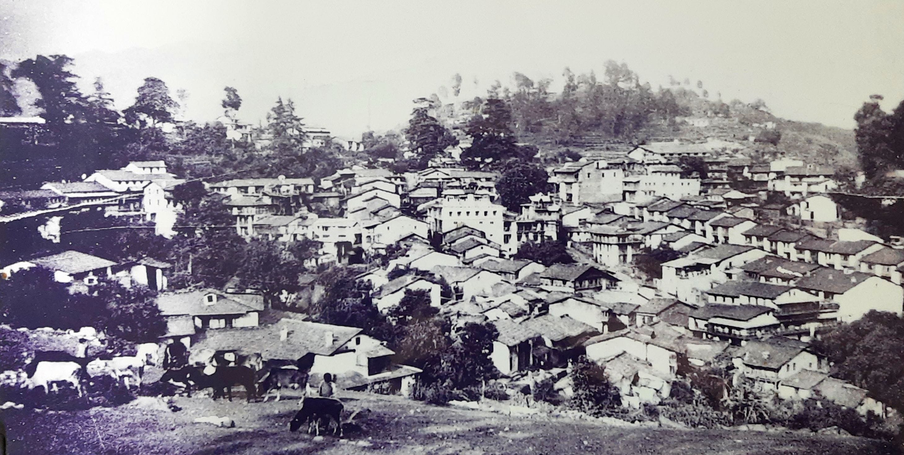 जिला गठन से पूर्व ऐसा दिखता था पिथौरागढ़ नगर। जिला गठन से पूर्व ऐसा दिखता था पिथौरागढ़ नगर।