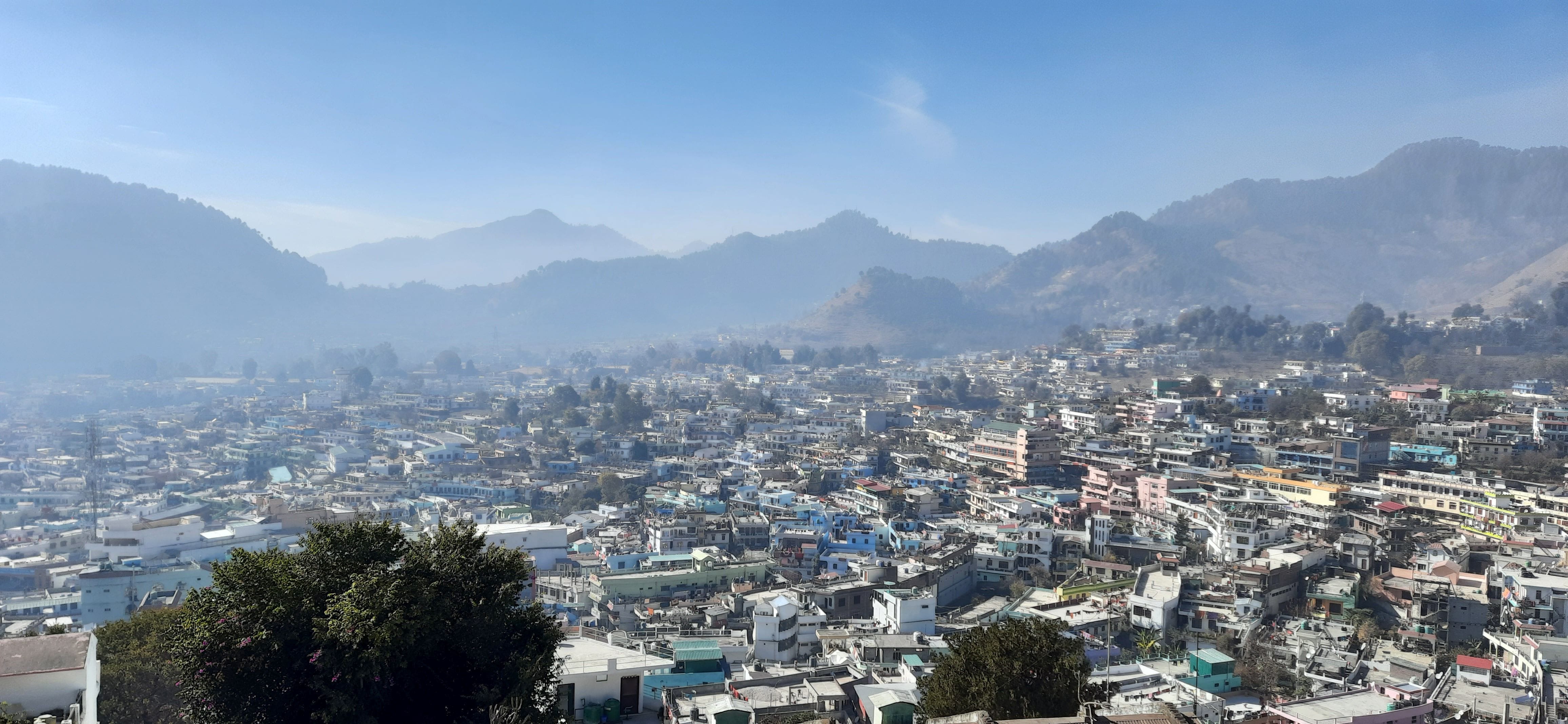 कंक्रीट का जंगल बनता जा रहा है पिथौरागढ़ शहर। कंक्रीट का जंगल बनता जा रहा है पिथौरागढ़ शहर।