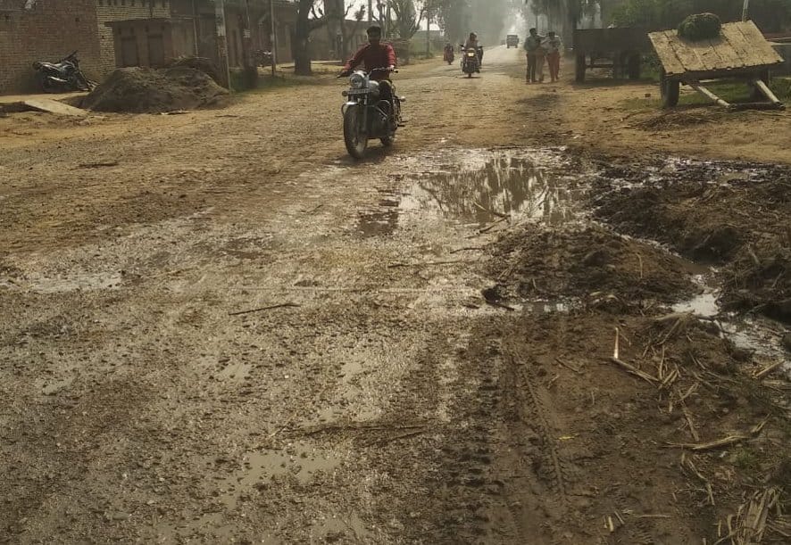 नांगलसोती के हरचंदपुर में खस्ताहाल मार्ग पर भरा पानी। नांगलसोती के हरचंदपुर में खस्ताहाल मार्ग पर भरा पानी।