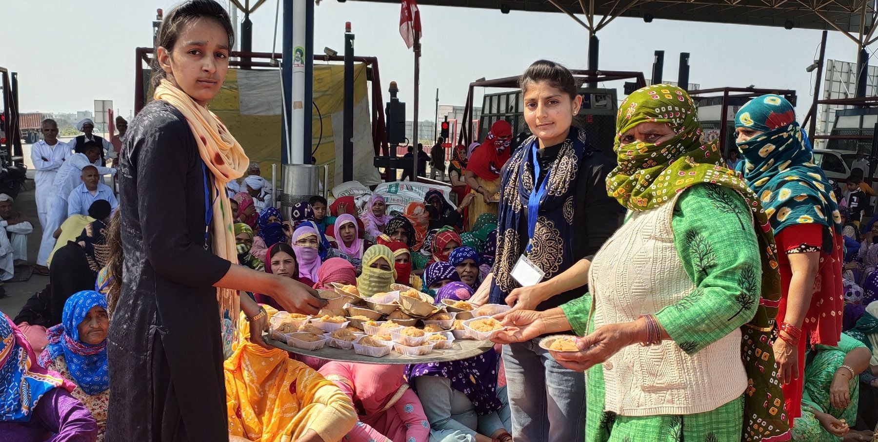 धरना स्थल पर महिलाओं में हलवा बांटतीं युवतियां। संवाद धरना स्थल पर महिलाओं में हलवा बांटतीं युवतियां। संवाद