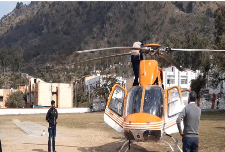 इमरजेंसी लैंडिंग के दौरान रामलीला ग्राउंड ज्योतिपुरम में हेलीकॉप्टर
