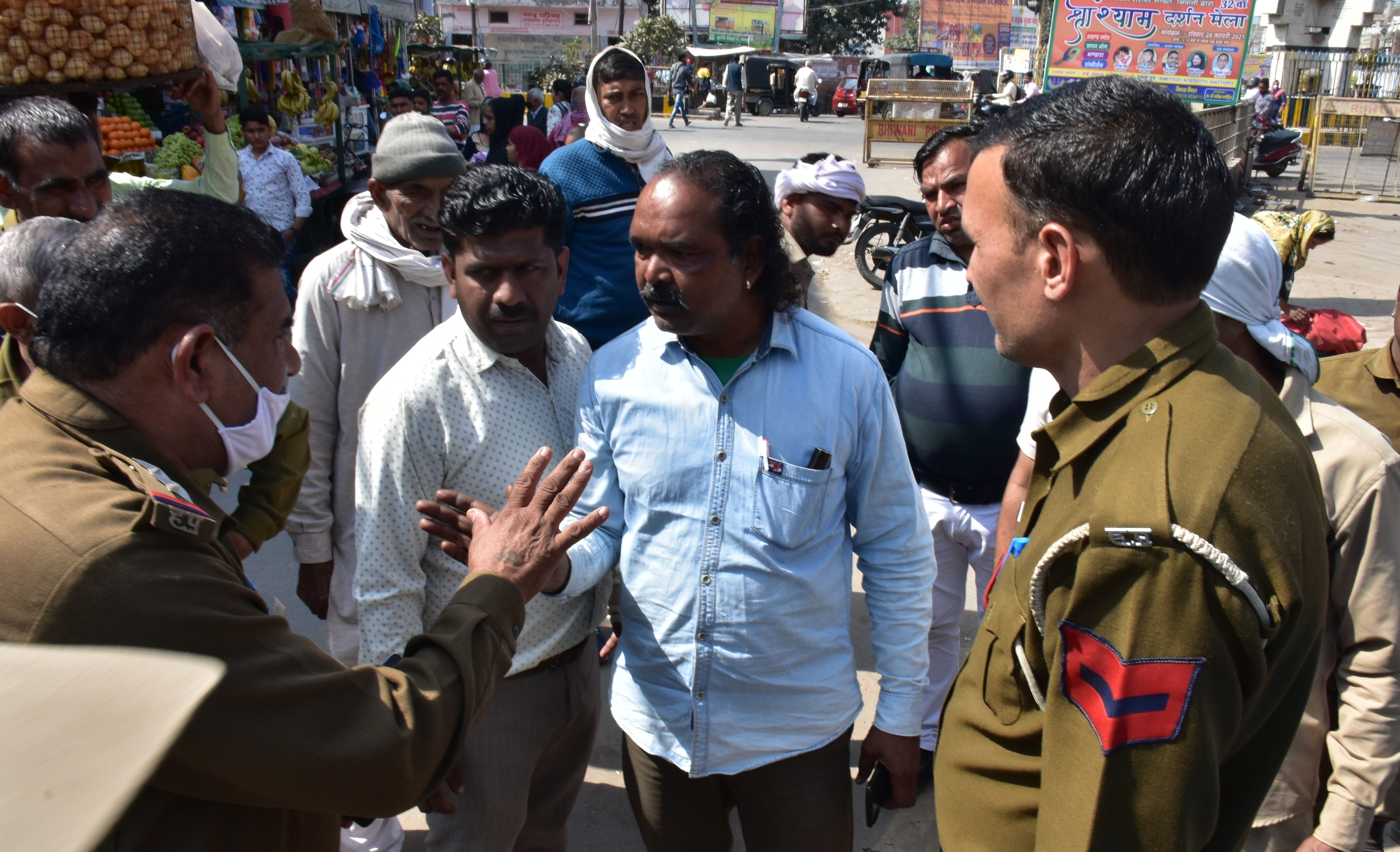 अतिक्रमण हटाओ अभियान के दौरान सामान उठाने को लेकर आपस में ही उलझते पुलिस अधिकारी और नप दरोगा। सं? अतिक्रमण हटाओ अभियान के दौरान सामान उठाने को लेकर आपस में ही उलझते पुलिस अधिकारी और नप दरोगा। सं?