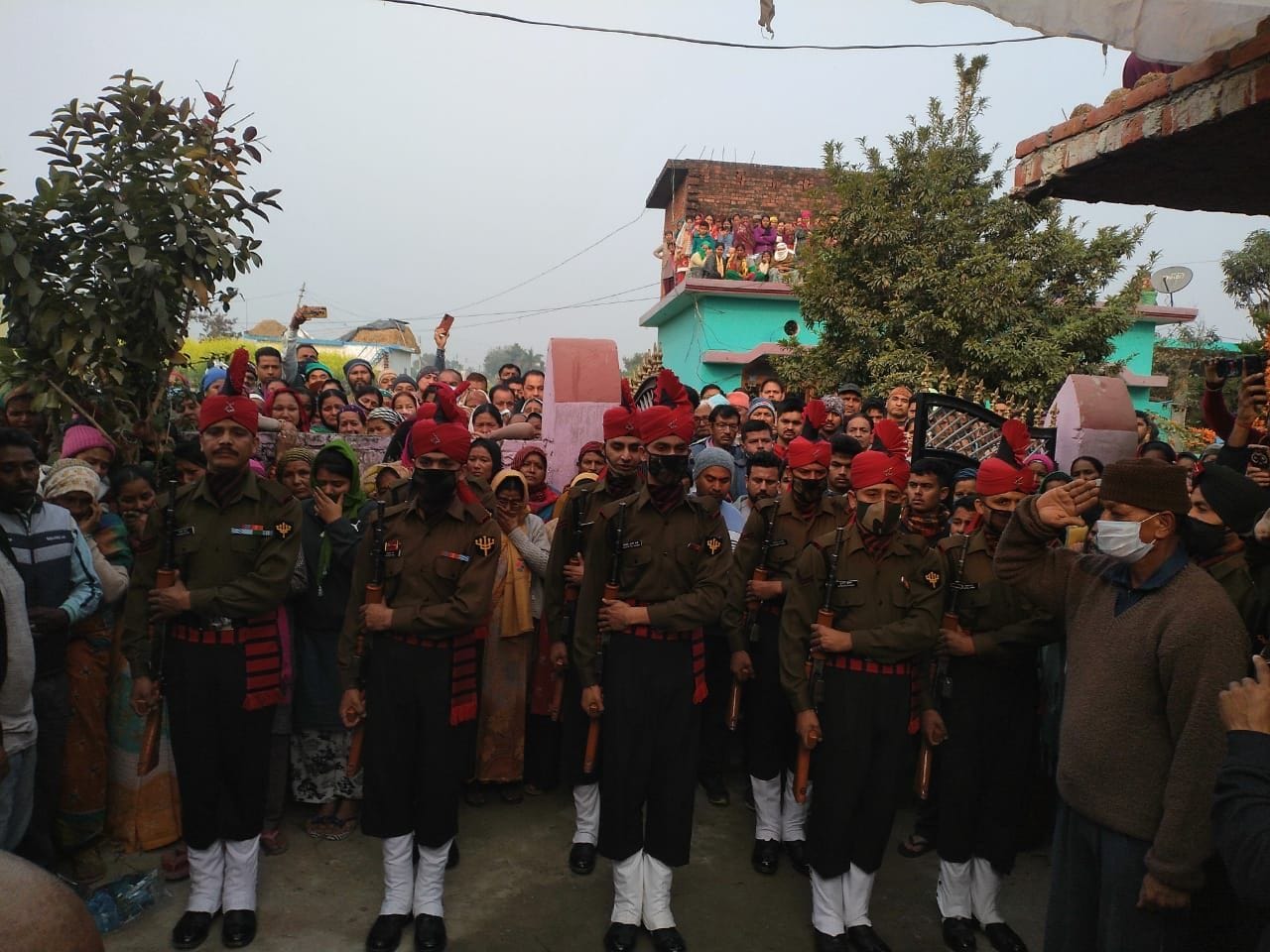 खटीमा के चकरपुर में मृतक जवान के आवास पर पार्थिव शरीर पर सलामी देते सेना के जवान। खटीमा के चकरपुर में मृतक जवान के आवास पर पार्थिव शरीर पर सलामी देते सेना के जवान।
