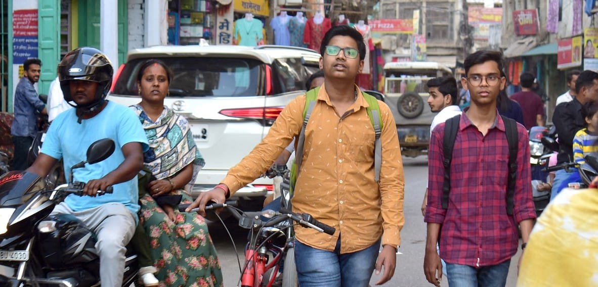 चहारसू चौराहे पर बिना मास्क लगाए बेफिक्र होकर आते जाते लोग। संवाद चहारसू चौराहे पर बिना मास्क लगाए बेफिक्र होकर आते जाते लोग। संवाद