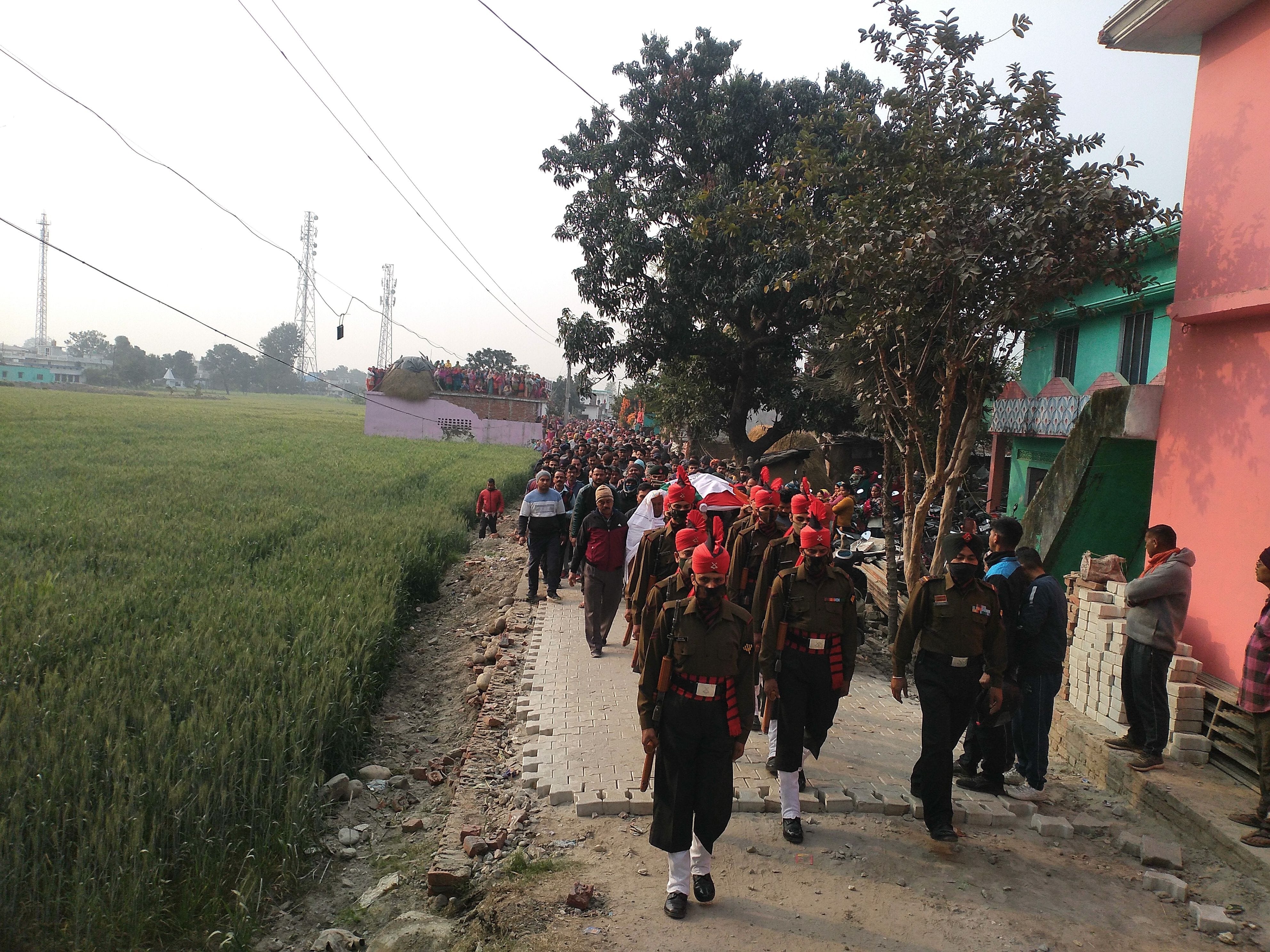 खटीमा के चकरपुर में मृतक जवान के पार्थिव शरीर को बनबसा शारदा घाट ले जाते सेना के जवान। खटीमा के चकरपुर में मृतक जवान के पार्थिव शरीर को बनबसा शारदा घाट ले जाते सेना के जवान।