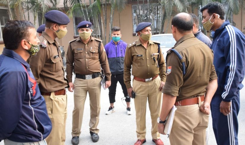 रुद्रपुर जिला अस्पताल में पुलिस से घटना की जानकारी लेते पीएसी सेनानायक ददन पाल। रुद्रपुर जिला अस्पताल में पुलिस से घटना की जानकारी लेते पीएसी सेनानायक ददन पाल।