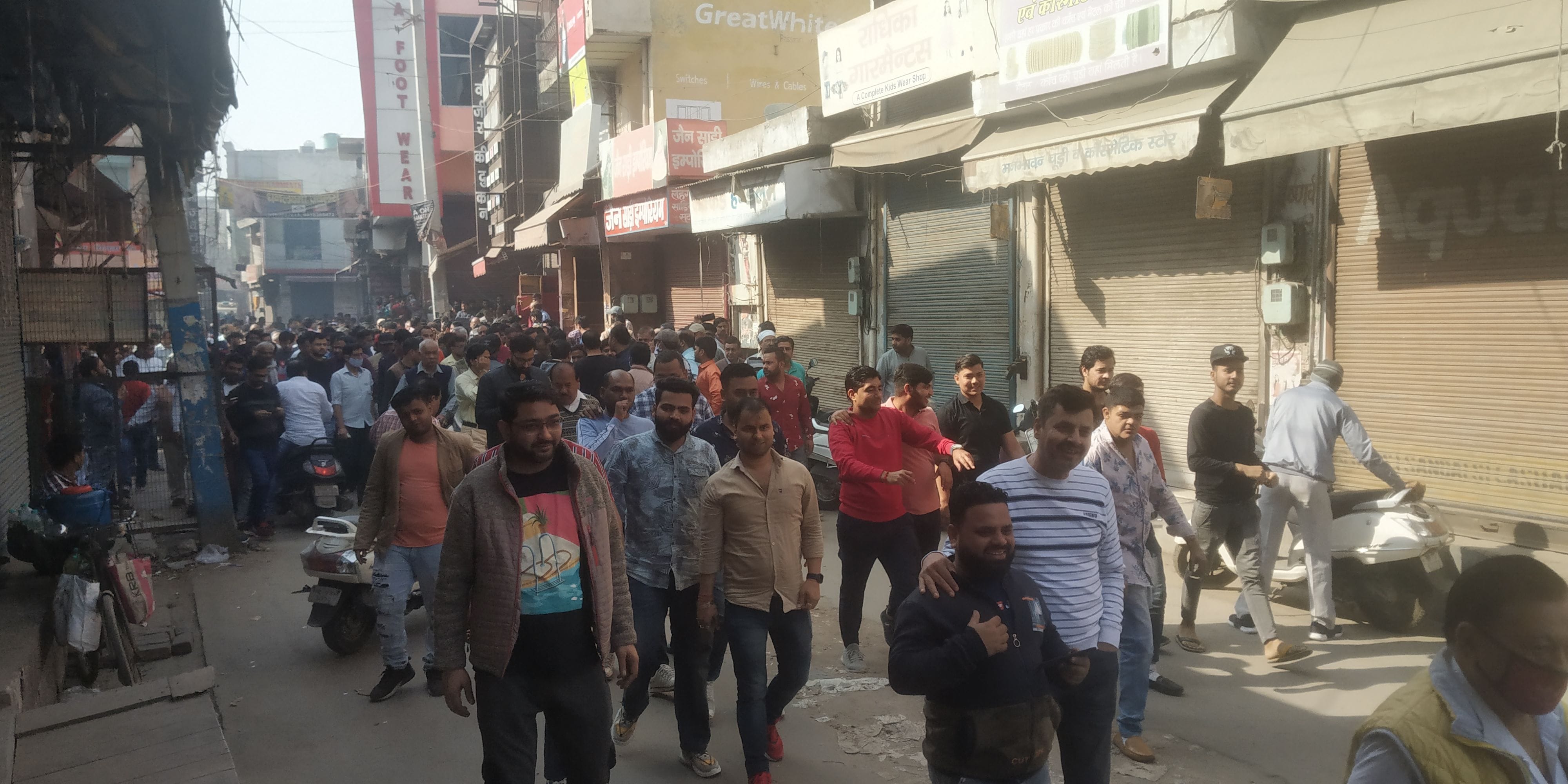 मंगलवार को मेन बाजार के दुकानदार दुकानें बंद करके रोष जताते हुए। संवाद मंगलवार को मेन बाजार के दुकानदार दुकानें बंद करके रोष जताते हुए। संवाद